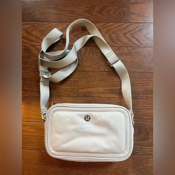 lululemon athletica gray silver crossbody shoulder bag with dual pockets - Picture 2 of 7
